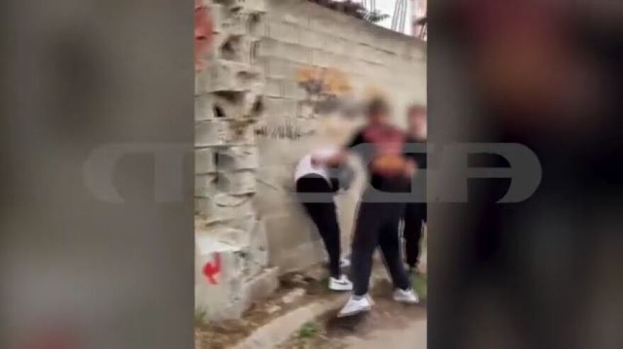 Ξυλοδαρμός 16χρονου στο Μενίδι: «Συνεχίζουν να με παίρνουν τηλέφωνο, φοβάμαι να βγω από το σπίτι»