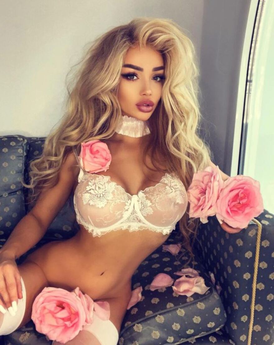 Αλβίνα Τσαρένκο: Φωτογραφήθηκε ξανά γυμνή η πρώην του Βέρμπιτς και κάλυψε επίμαχο σημείο με τριαντάφυλλο 