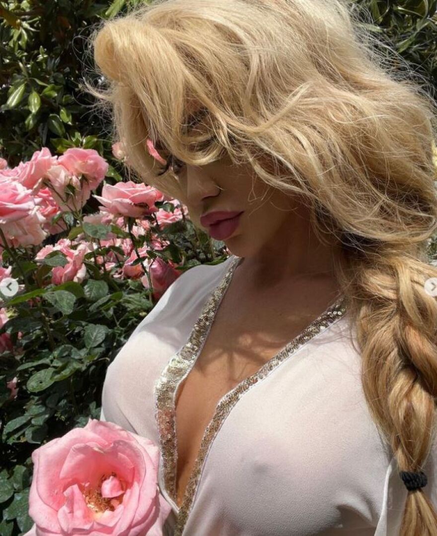 Αλβίνα Τσαρένκο: Φωτογραφήθηκε ξανά γυμνή η πρώην του Βέρμπιτς και κάλυψε επίμαχο σημείο με τριαντάφυλλο 