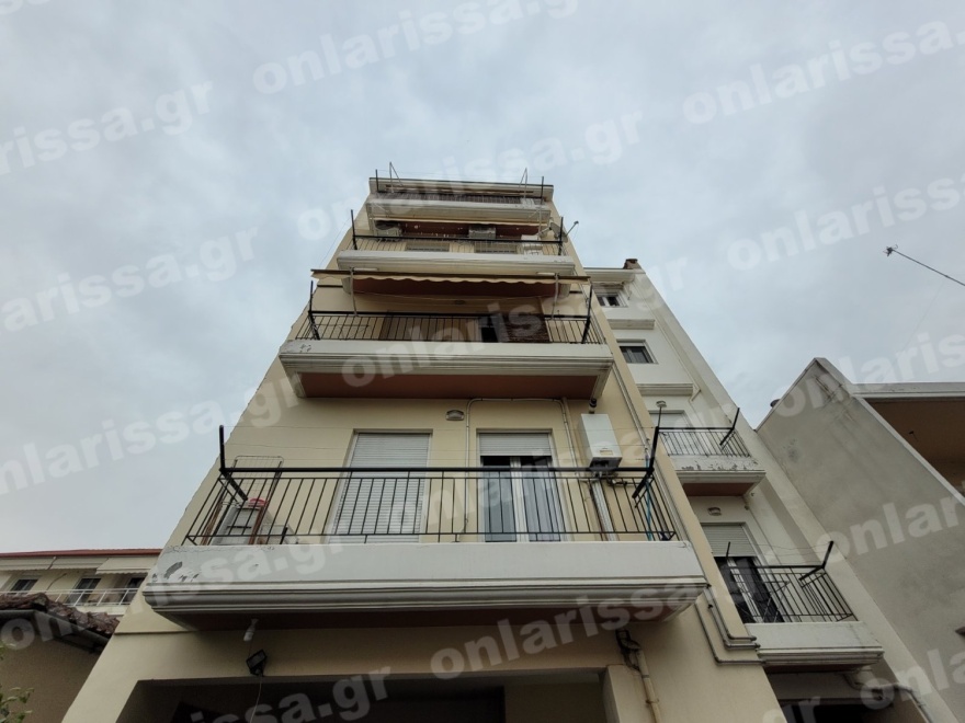 Λάρισα: Εκτός κινδύνου νοσηλεύεται η 13χρονη που έπεσε από τον 3ο όροφο - Ελαφρά τραυματίας ο πατέρας της