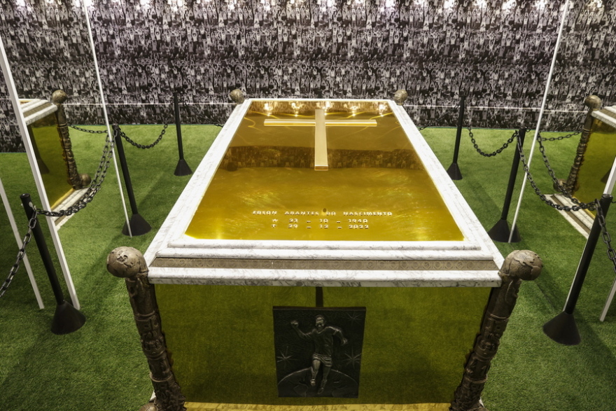  Πελέ: Άνοιξε για τον κόσμο το χρυσό του μαυσωλείο 