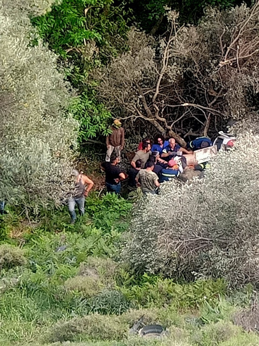 Χανιά: Φορτηγό έπεσε σε χαράδρα - Στη ΜΕΘ ο 38χρονος οδηγός, έχασε το μάτι του ο 44χρονος συνοδηγός