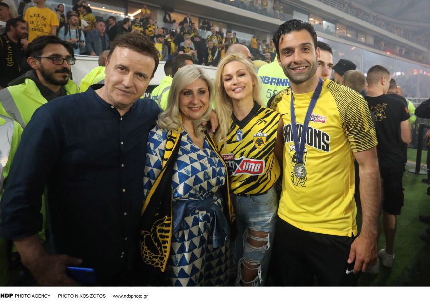 Βίκυ Κάβουρα - Γιώργος Τζαβέλλας: Νέες φωτογραφίες του ζευγαριού από το πρωτάθλημα της ΑΕΚ