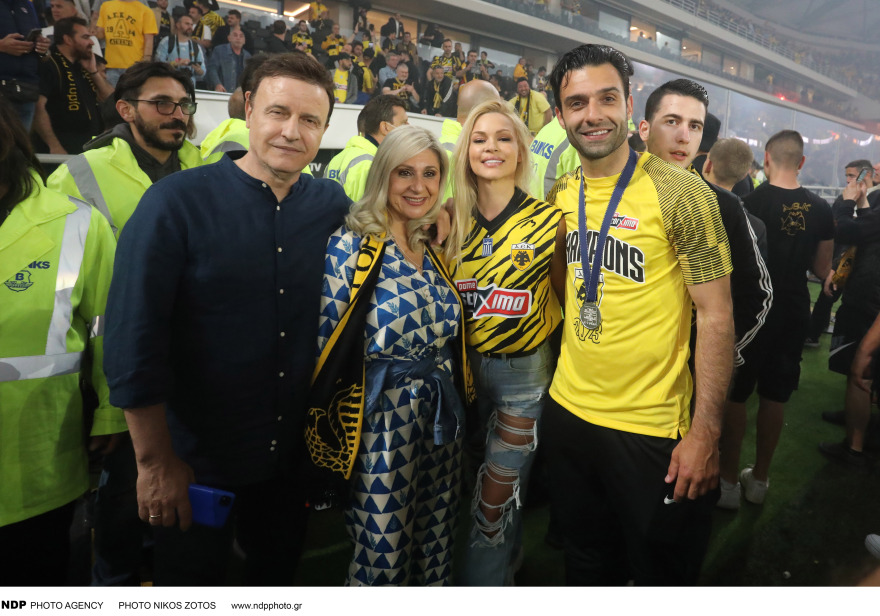 Βίκυ Κάβουρα - Γιώργος Τζαβέλλας: Νέες φωτογραφίες του ζευγαριού από το πρωτάθλημα της ΑΕΚ