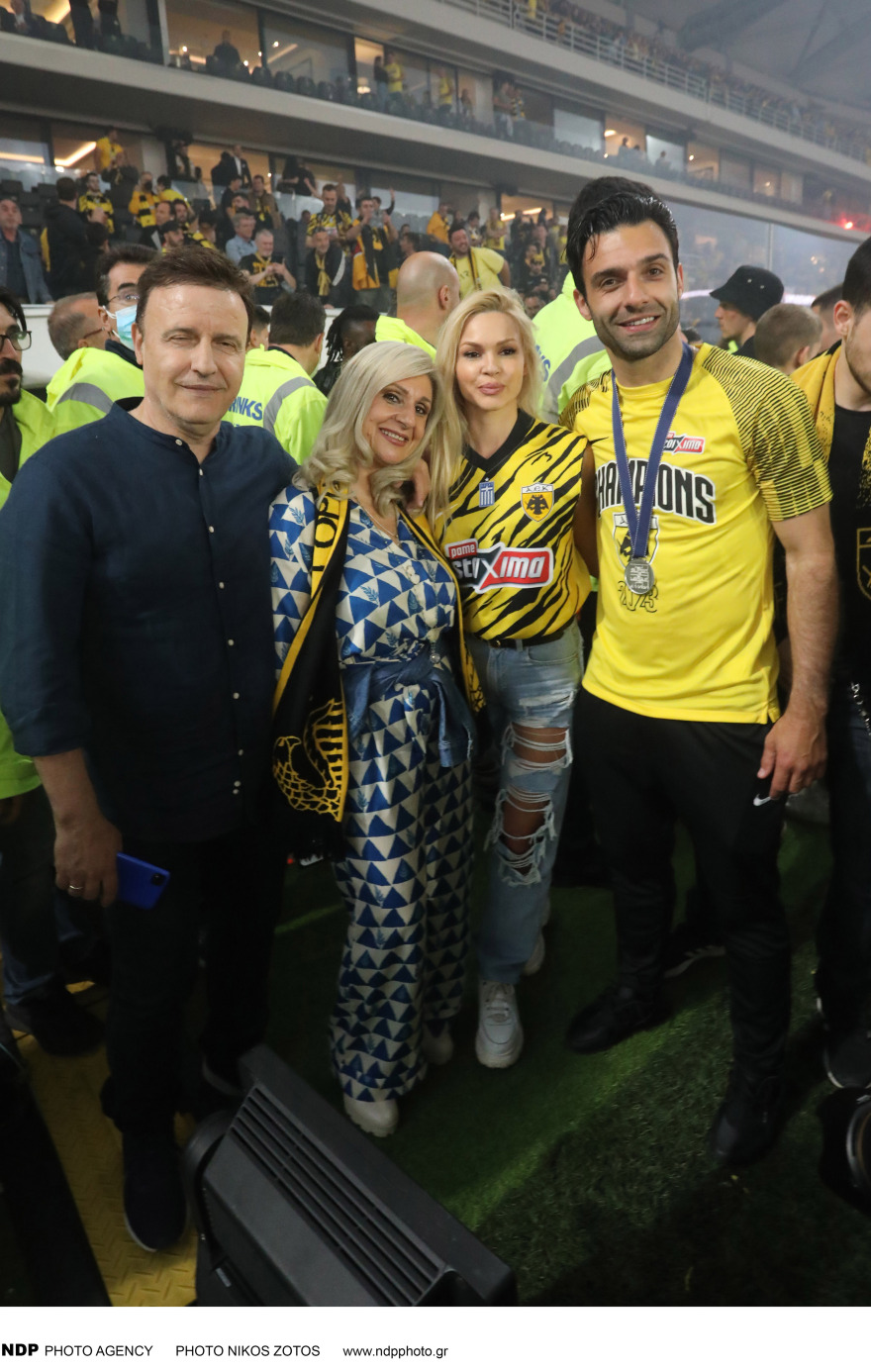 Βίκυ Κάβουρα - Γιώργος Τζαβέλλας: Νέες φωτογραφίες του ζευγαριού από το πρωτάθλημα της ΑΕΚ