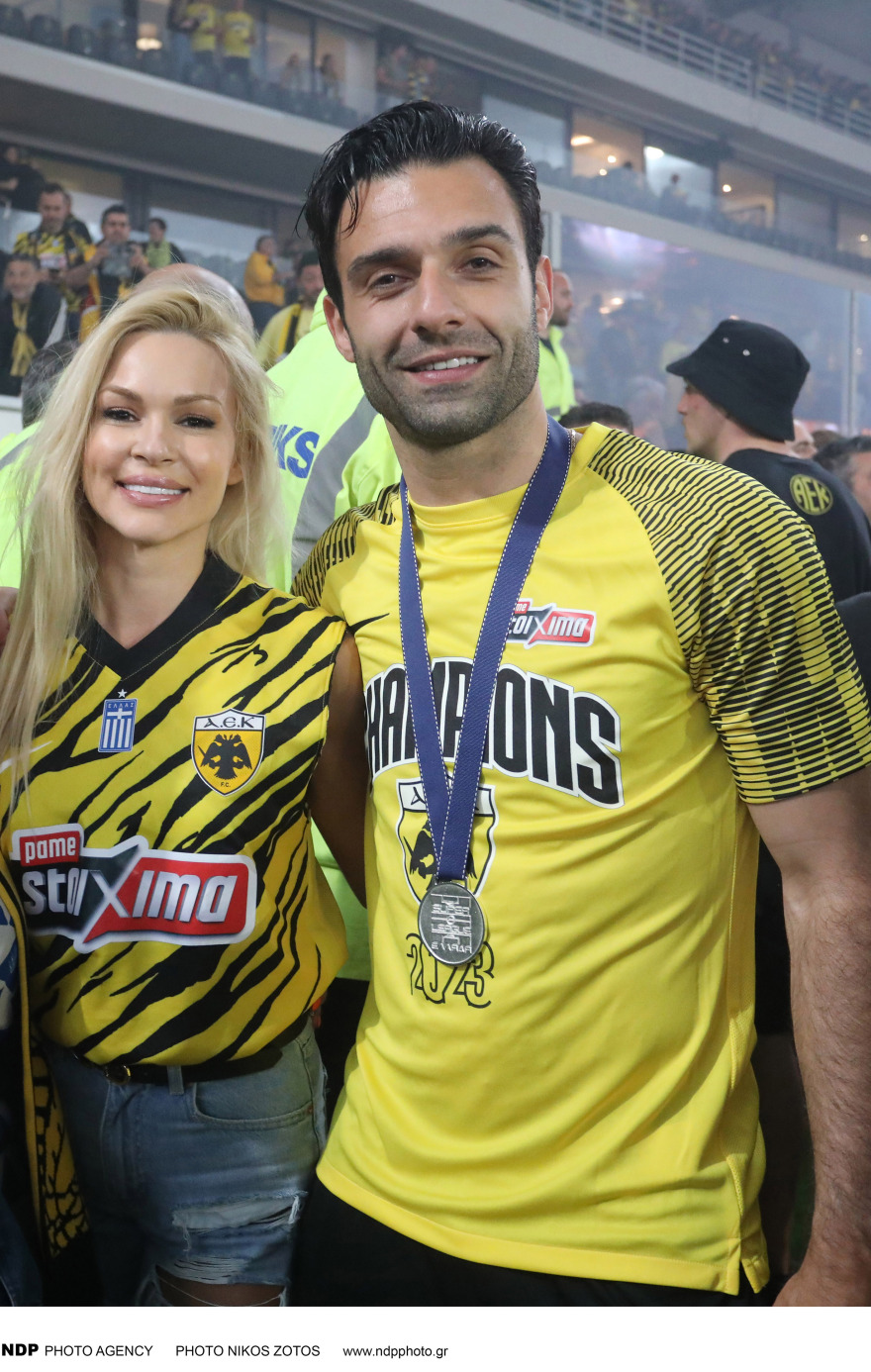 Βίκυ Κάβουρα - Γιώργος Τζαβέλλας: Νέες φωτογραφίες του ζευγαριού από το πρωτάθλημα της ΑΕΚ