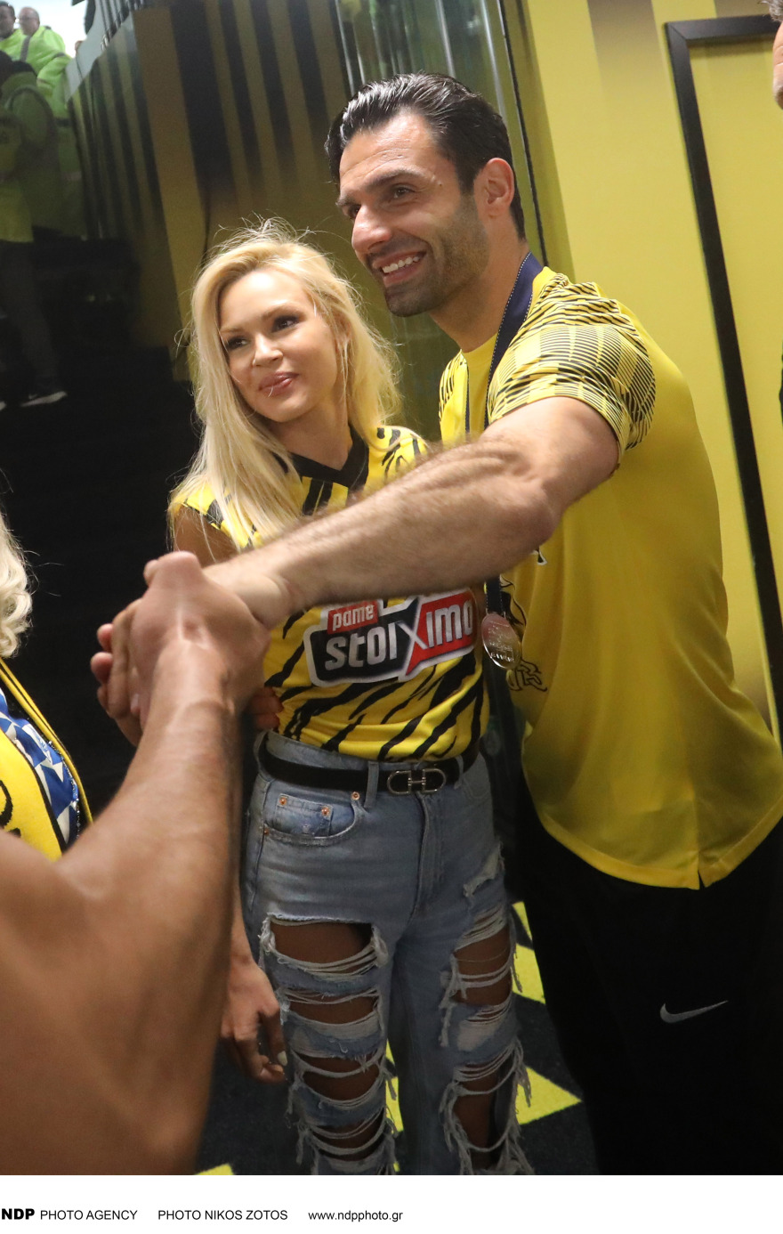 Βίκυ Κάβουρα - Γιώργος Τζαβέλλας: Νέες φωτογραφίες του ζευγαριού από το πρωτάθλημα της ΑΕΚ