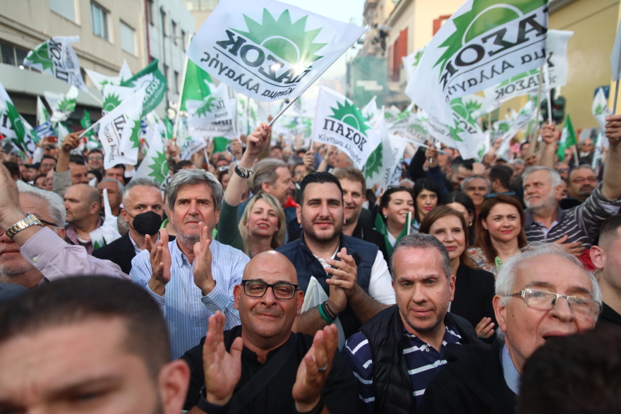 Ο Νίκος Ανδρουλάκης στην κεντρική του εκδήλωση στην Αθήνα: Όσο μας χτυπούν, τόσο δυναμώνουμε 