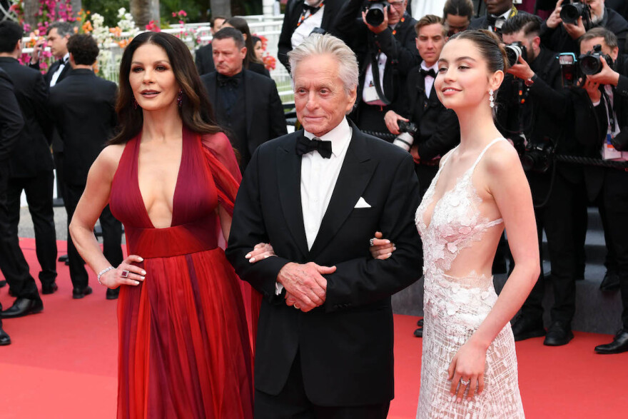 Ο Μάικλ Ντάγκλας βραβεύτηκε στο Φεστιβάλ Καννών έχοντας στο πλευρό του τη γυναίκα του και την κόρη τους