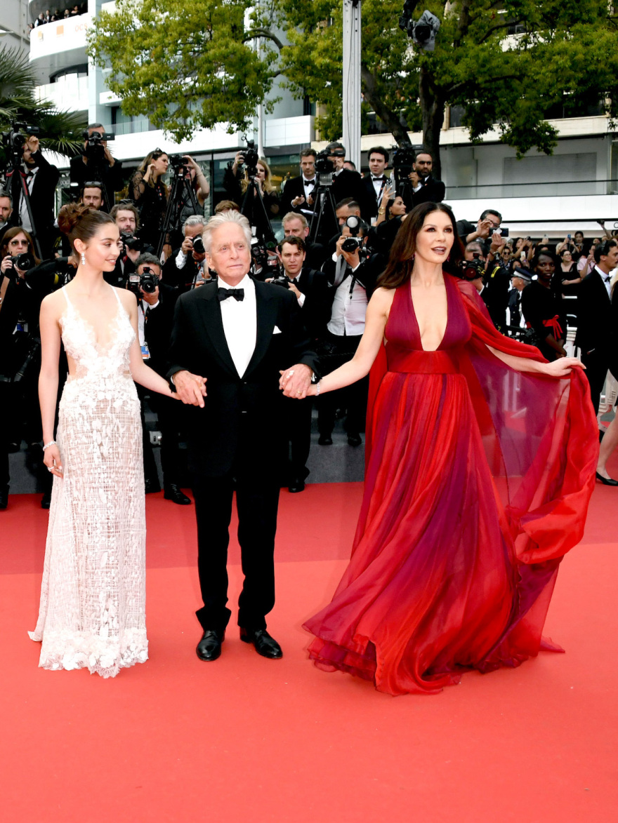 Ο Μάικλ Ντάγκλας βραβεύτηκε στο Φεστιβάλ Καννών έχοντας στο πλευρό του τη γυναίκα του και την κόρη τους