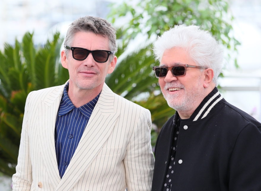 Ίθαν Χοκ - Πέδρο Αλμοδοβάρ: Στις Κάννες για την προώθηση του «Strange Way of Life»