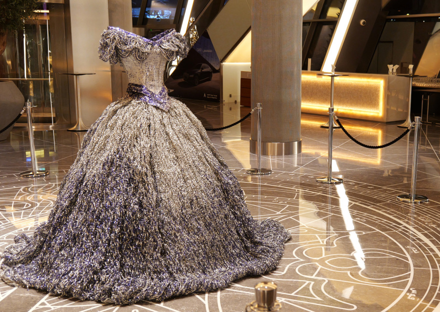 Κοστούμι της Κάλλας από αλουμίνιο κοσμεί έκθεση στην Όπερα του Ντουμπάι