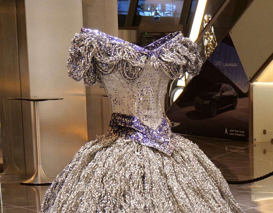 Κοστούμι της Κάλλας από αλουμίνιο κοσμεί έκθεση στην Όπερα του Ντουμπάι