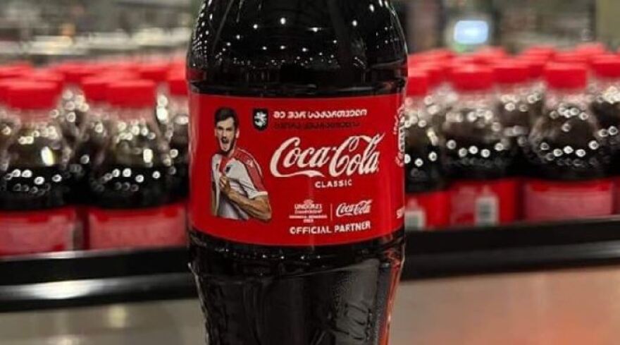 Κβαρατσχέλια: Προκάλεσε αντιδράσεις στη Νάπολι η φωτογραφία του στην ετικέτα της Coca-Cola στη Γεωργία 