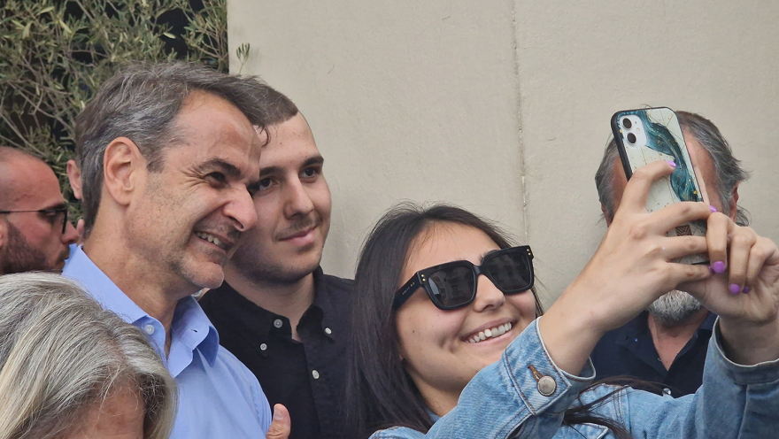 Εκλογές 2023 – Κυριάκος Μητσοτάκης: Βόλτα με selfies στο κέντρο της Θεσσαλονίκης