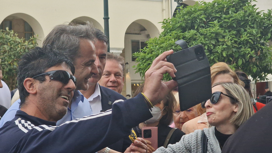 Εκλογές 2023 – Κυριάκος Μητσοτάκης: Βόλτα με selfies στο κέντρο της Θεσσαλονίκης