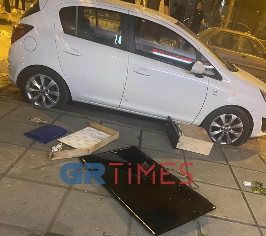 Θεσσαλονίκη: 40χρονος σε αμόκ πέταξε μέχρι και τηλεόραση από το μπαλκόνι του σπιτιού του