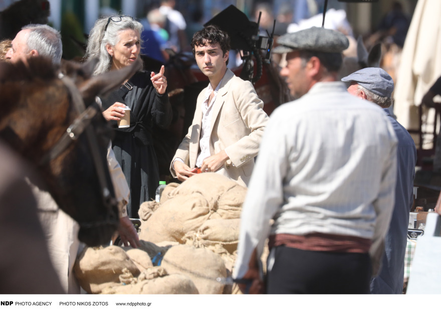 Φωτογραφίες: Η σειρά «So Long, Marianne» για τη ζωή του Λέοναρντ Κοέν γυρίζεται στην Ύδρα