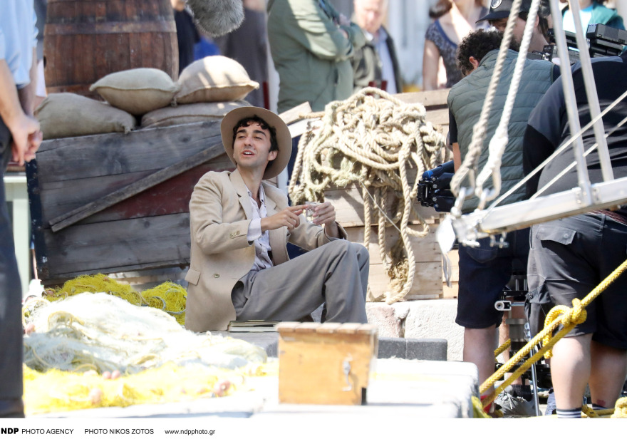 Φωτογραφίες: Η σειρά «So Long, Marianne» για τη ζωή του Λέοναρντ Κοέν γυρίζεται στην Ύδρα