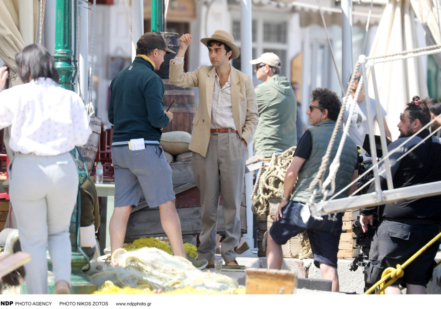 Φωτογραφίες: Η σειρά «So Long, Marianne» για τη ζωή του Λέοναρντ Κοέν γυρίζεται στην Ύδρα