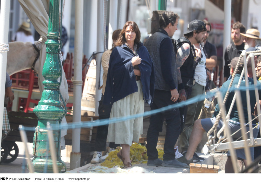 Φωτογραφίες: Η σειρά «So Long, Marianne» για τη ζωή του Λέοναρντ Κοέν γυρίζεται στην Ύδρα