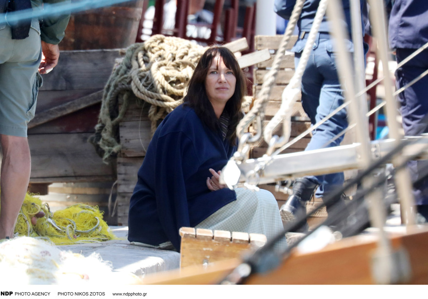 Φωτογραφίες: Η σειρά «So Long, Marianne» για τη ζωή του Λέοναρντ Κοέν γυρίζεται στην Ύδρα