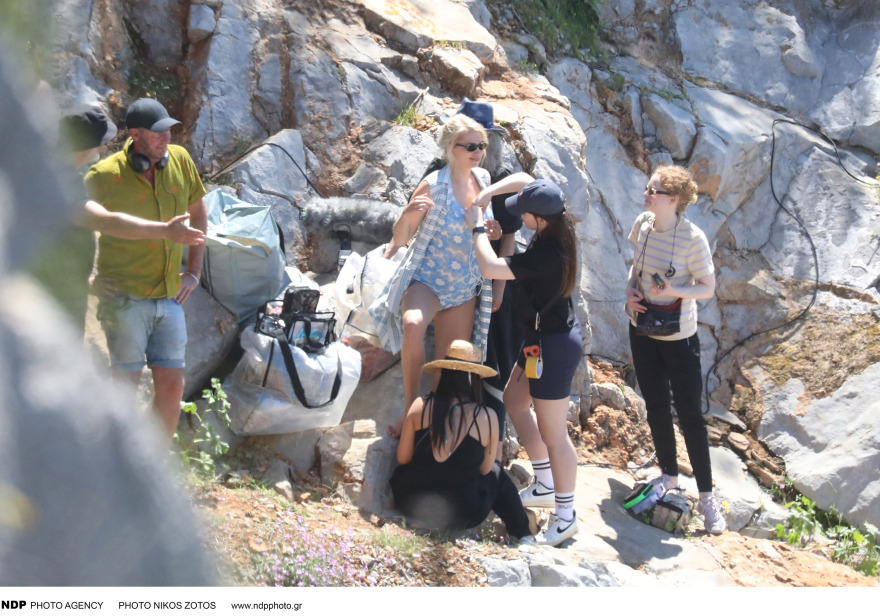 Φωτογραφίες: Η σειρά «So Long, Marianne» για τη ζωή του Λέοναρντ Κοέν γυρίζεται στην Ύδρα