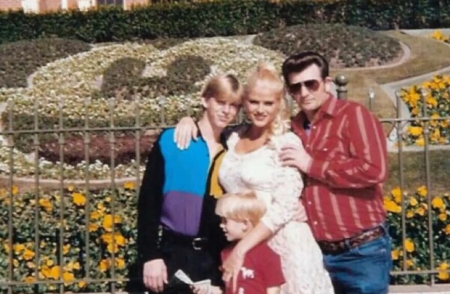 Άννα Νικόλ Σμιθ: Ντοκιμαντέρ αποκάλυψε ότι ο πατέρας της επιχείρησε να τη βιάσει