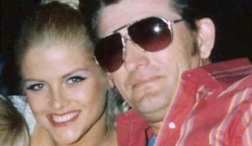 Άννα Νικόλ Σμιθ: Ντοκιμαντέρ αποκάλυψε ότι ο πατέρας της επιχείρησε να τη βιάσει