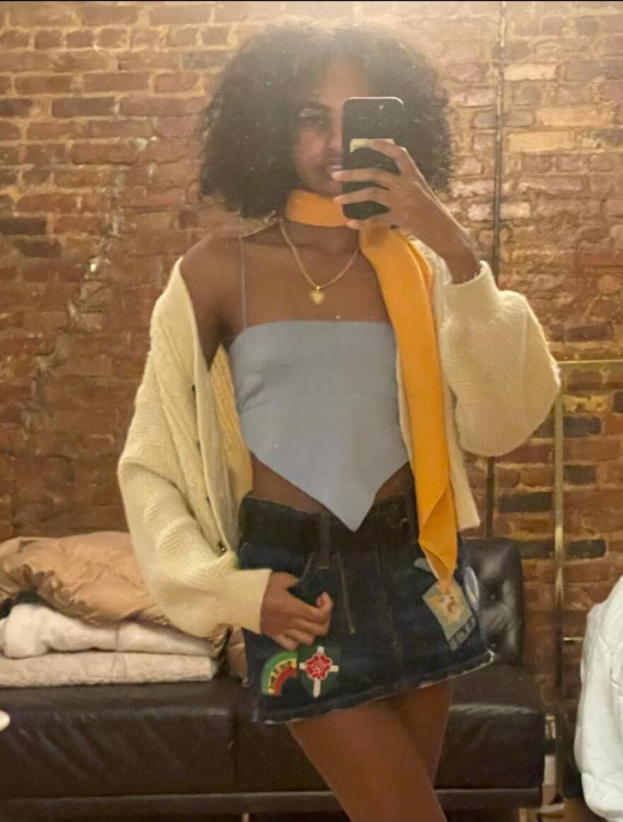 Νέα Υόρκη: Το φαρδύ «μπλουζάκι του μετρό» είναι η νέα τάση των γυναικών στη Νέα Υόρκη