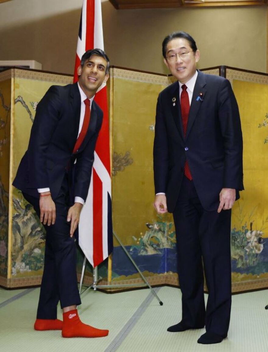 G7: Οι κάλτσες του Ρίσι Σούνακ ξετρέλαναν τον Ιάπωνα πρωθυπουργό - Δείτε φωτογραφίες