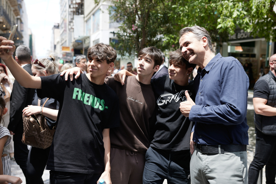 Εκλογές 2023 - Φωτογραφίες: Στην Ερμού ο Μητσοτάκης - «Ο κόσμος ήταν πιο "ζεστός" απέναντί μου συγκριτικά με το 2019, με ξέρει καλύτερα»