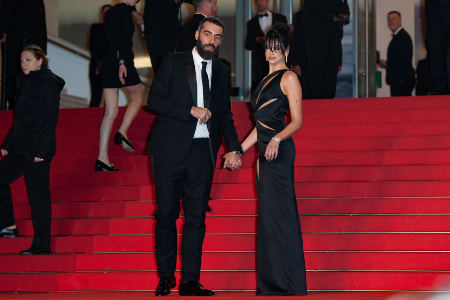 Ντούα Λίπα - Ρομέν Γαβράς: Η πρώτη τους δημόσια εμφάνιση στο κόκκινο χαλί των Καννών