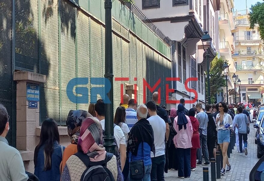 Εκλογές στην Τουρκία: Άνοιξαν οι κάλπες του β' γύρου για τους κατοίκους εξωτερικού - Μεγάλη συμμετοχή στο Τουρκικό προξενείο στην Θεσσαλονίκη