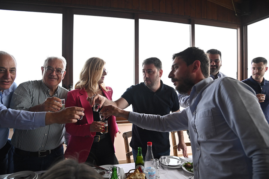 Εκλογές 2023: Με τσικουδιά και μαντινάδες το γεύμα Ανδρουλάκη με δημοσιογράφους στο Ηράκλειο