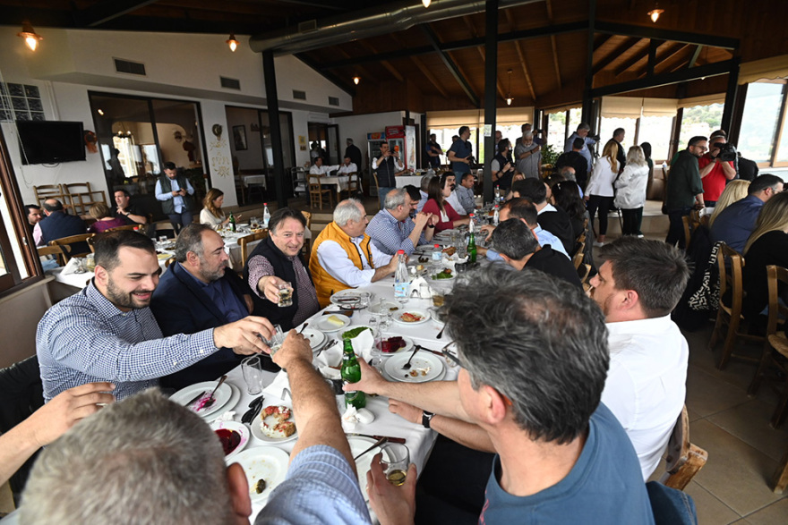 Εκλογές 2023: Με τσικουδιά και μαντινάδες το γεύμα Ανδρουλάκη με δημοσιογράφους στο Ηράκλειο