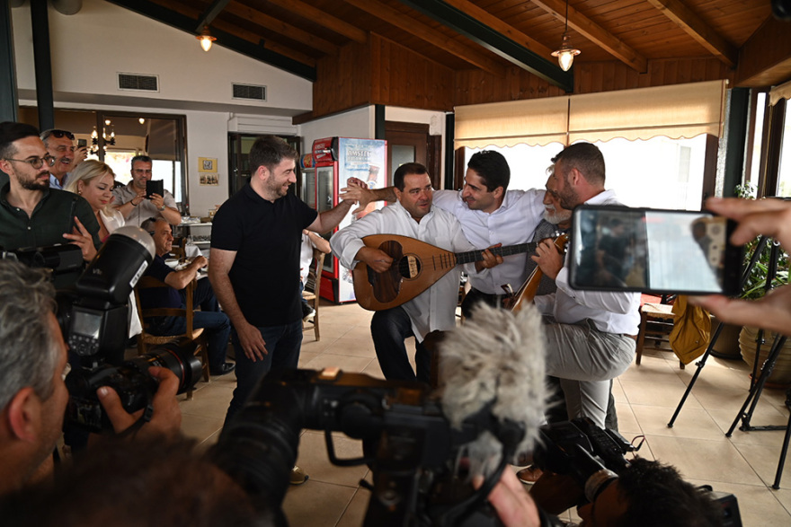 Εκλογές 2023: Με τσικουδιά και μαντινάδες το γεύμα Ανδρουλάκη με δημοσιογράφους στο Ηράκλειο