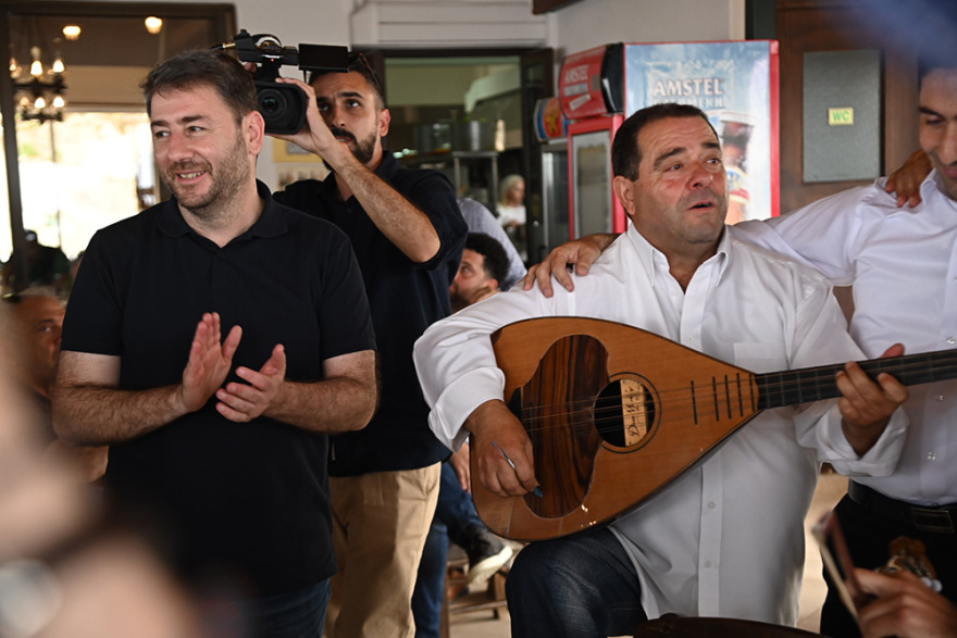 Εκλογές 2023: Με τσικουδιά και μαντινάδες το γεύμα Ανδρουλάκη με δημοσιογράφους στο Ηράκλειο