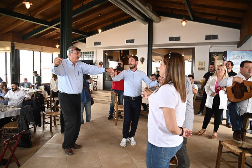 Εκλογές 2023: Με τσικουδιά και μαντινάδες το γεύμα Ανδρουλάκη με δημοσιογράφους στο Ηράκλειο