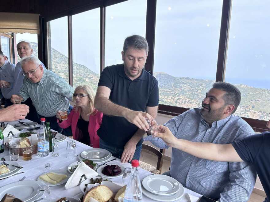 Εκλογές 2023: Με τσικουδιά και μαντινάδες το γεύμα Ανδρουλάκη με δημοσιογράφους στο Ηράκλειο