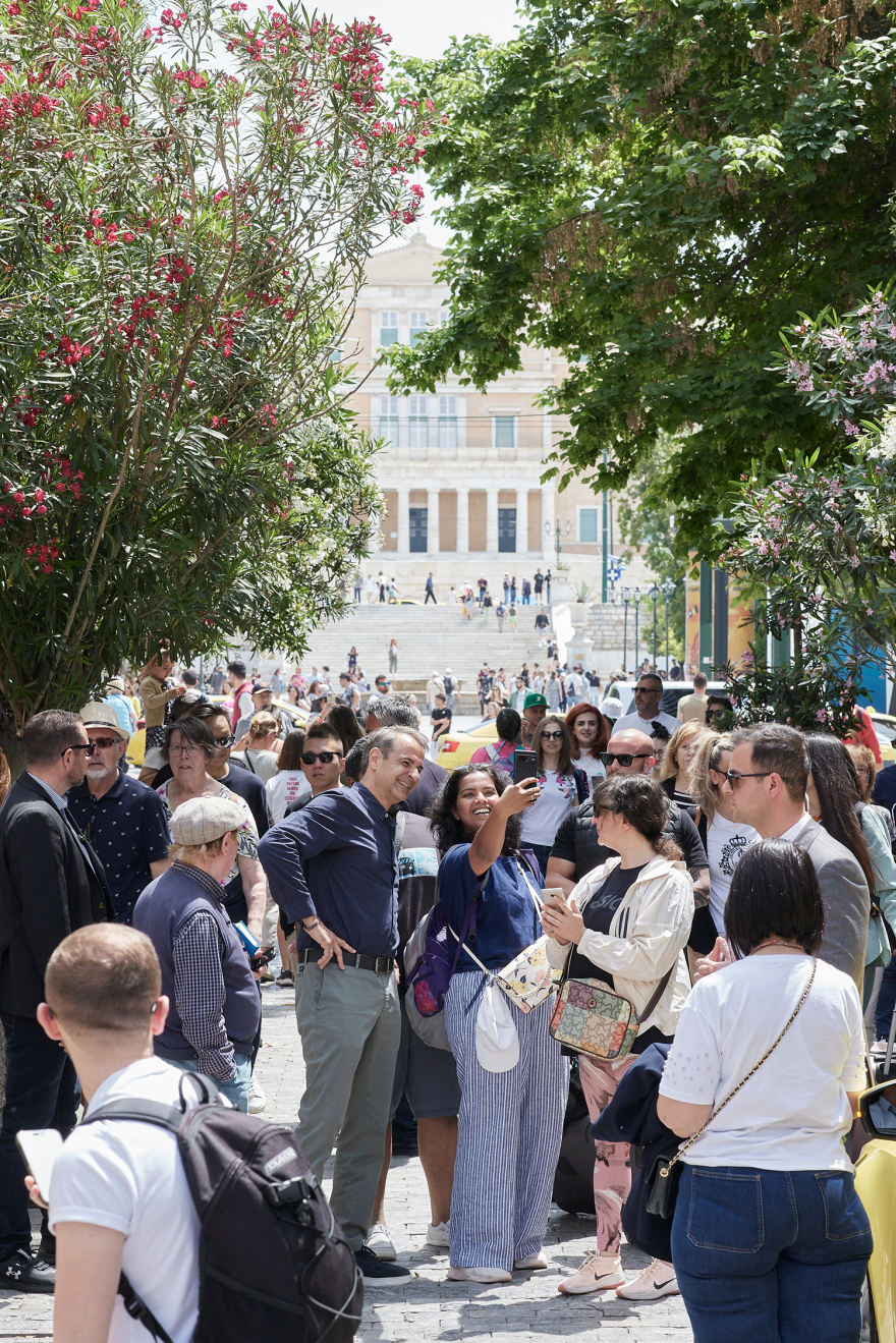 Εκλογές 2023 - Φωτογραφίες: Στην Ερμού ο Μητσοτάκης - «Ο κόσμος ήταν πιο "ζεστός" απέναντί μου συγκριτικά με το 2019, με ξέρει καλύτερα»