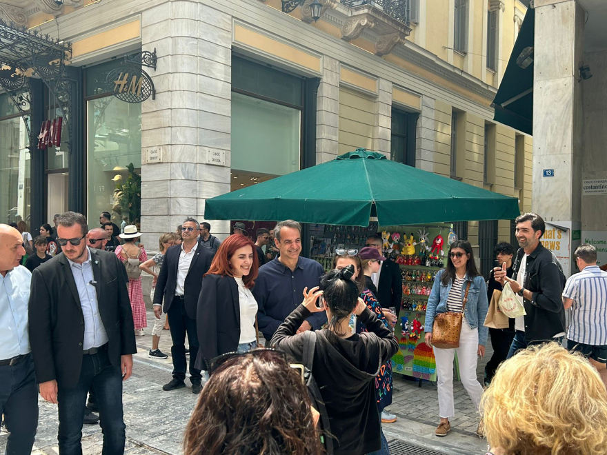 Εκλογές 2023 - Φωτογραφίες: Στην Ερμού ο Μητσοτάκης - «Ο κόσμος ήταν πιο "ζεστός" απέναντί μου συγκριτικά με το 2019, με ξέρει καλύτερα»