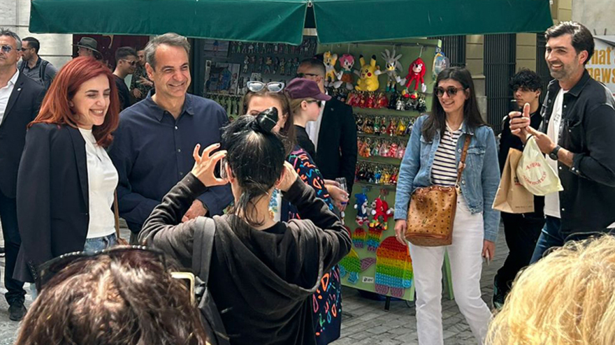 Εκλογές 2023 - Φωτογραφίες: Στην Ερμού ο Μητσοτάκης - «Ο κόσμος ήταν πιο "ζεστός" απέναντί μου συγκριτικά με το 2019, με ξέρει καλύτερα»