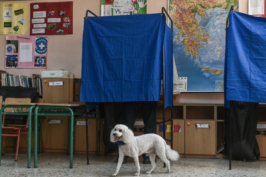 Εκλογές 2023: Viral ο ψηφόφορος που ψήφισε παρέα με τον σκύλο του - Δείτε φωτογραφίες