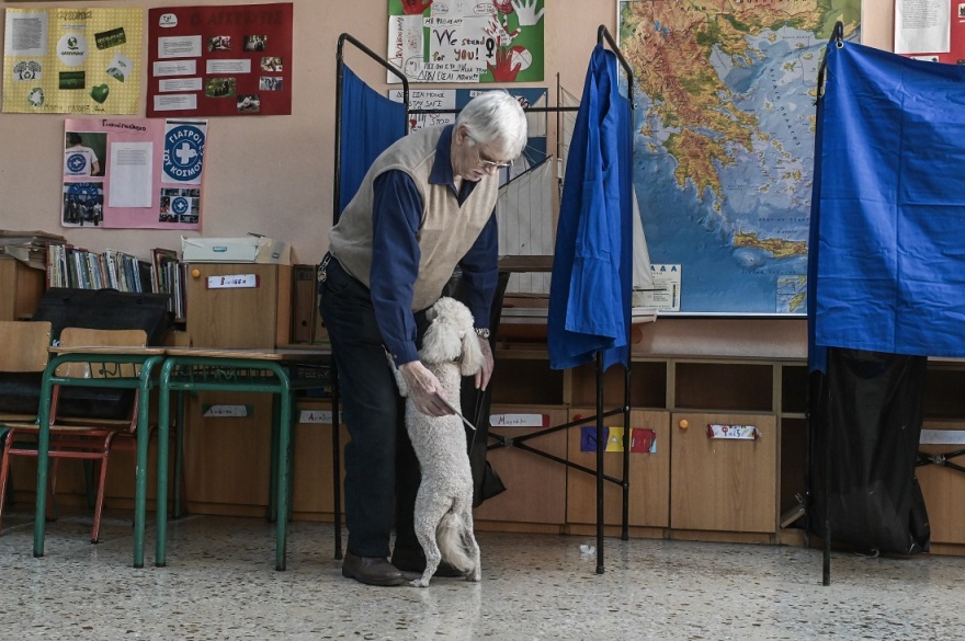 Εκλογές 2023: Viral ο ψηφόφορος που ψήφισε παρέα με τον σκύλο του - Δείτε φωτογραφίες