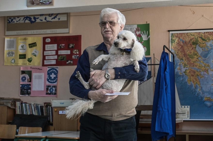 Εκλογές 2023: Viral ο ψηφόφορος που ψήφισε παρέα με τον σκύλο του - Δείτε φωτογραφίες