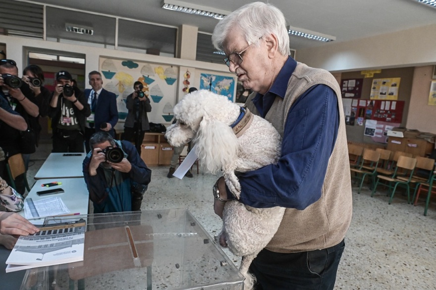 Εκλογές 2023: Viral ο ψηφόφορος που ψήφισε παρέα με τον σκύλο του - Δείτε φωτογραφίες