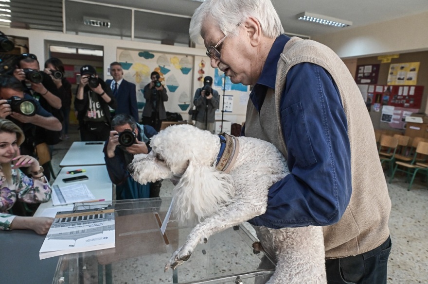 Εκλογές 2023: Viral ο ψηφόφορος που ψήφισε παρέα με τον σκύλο του - Δείτε φωτογραφίες