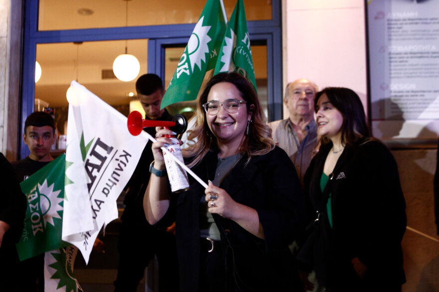 Εκλογές 2023: «Μεγάλη νίκη για το ΠΑΣΟΚ» λέει ο Ανδρουλάκης - Υποδοχή με κόρνες και σημαίες στα γραφεία του ΠΑΣΟΚ