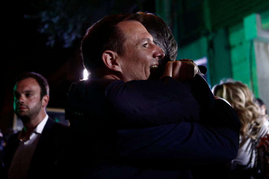 Εκλογές 2023: «Μεγάλη νίκη για το ΠΑΣΟΚ» λέει ο Ανδρουλάκης - Υποδοχή με κόρνες και σημαίες στα γραφεία του ΠΑΣΟΚ